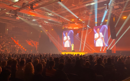 GLP illuminates Carolin Kebekus live show, ‘Shesus’